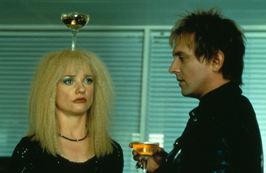 Rik Mayall y Jane Horrocks en traedme-la-cabeza-de-mavis-davis