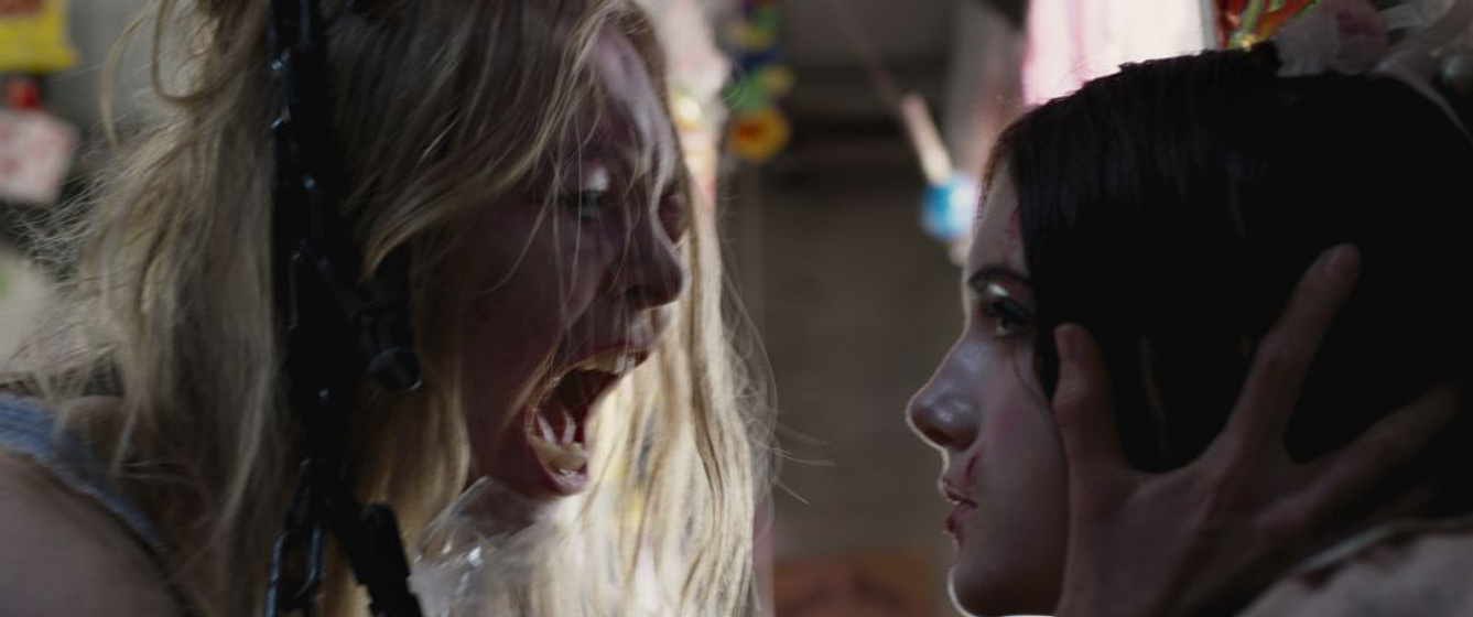 Emilia Jones y Taylor Hickson en Ghostland