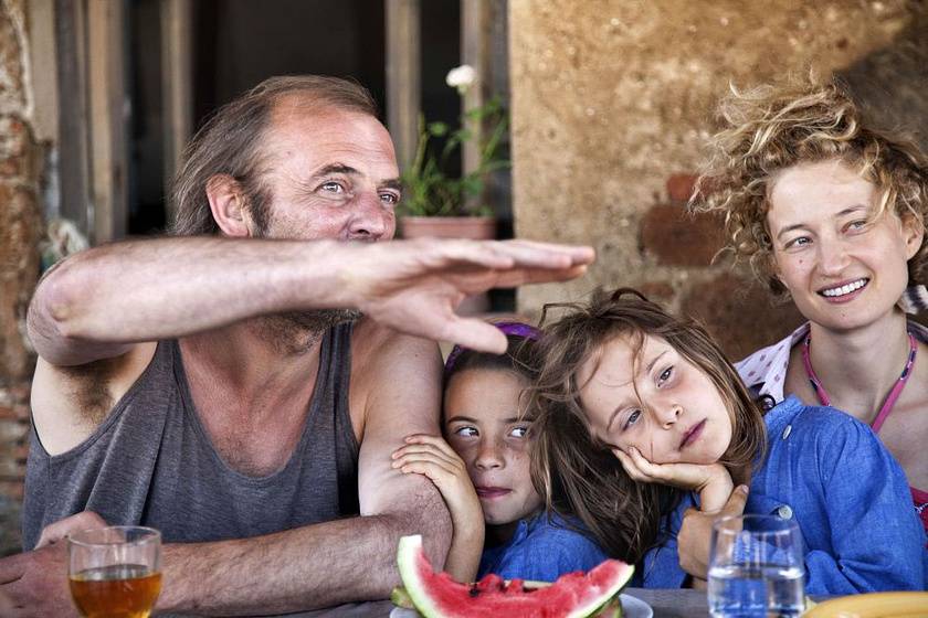 Sam Louwyck, Alba Rohrwacher y Agnese Graziani en El País de las maravillas