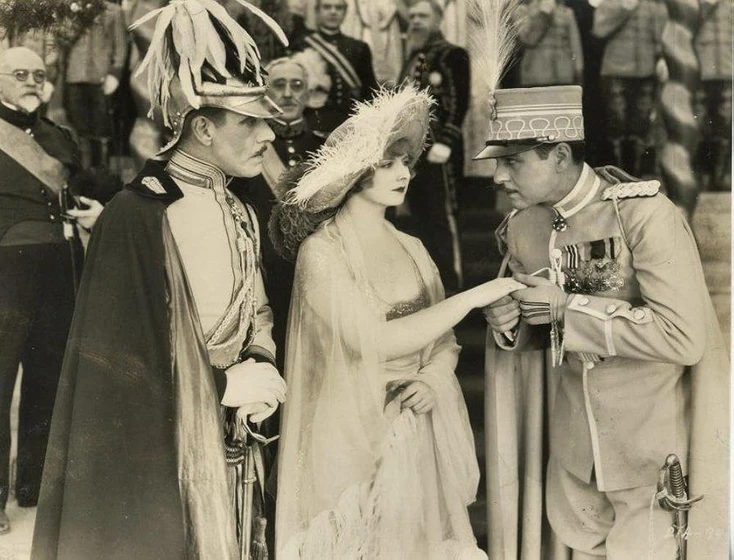 Lewis Stone, John Bowers y Alice Terry en El Trono Vacante