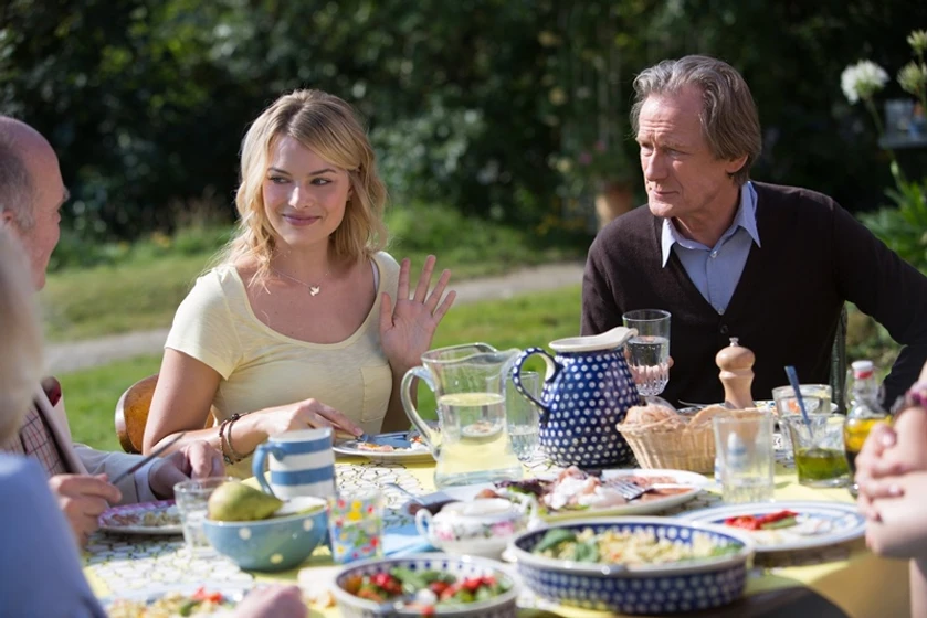 Bill Nighy y Margot Robbie en Una Cuestión de Tiempo