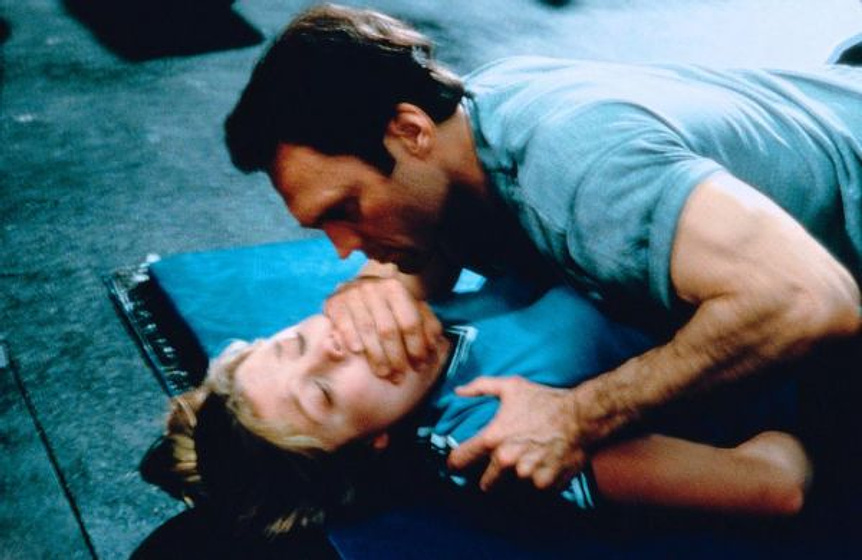 Ariana Richards y William Bumiller en Silencio Roto