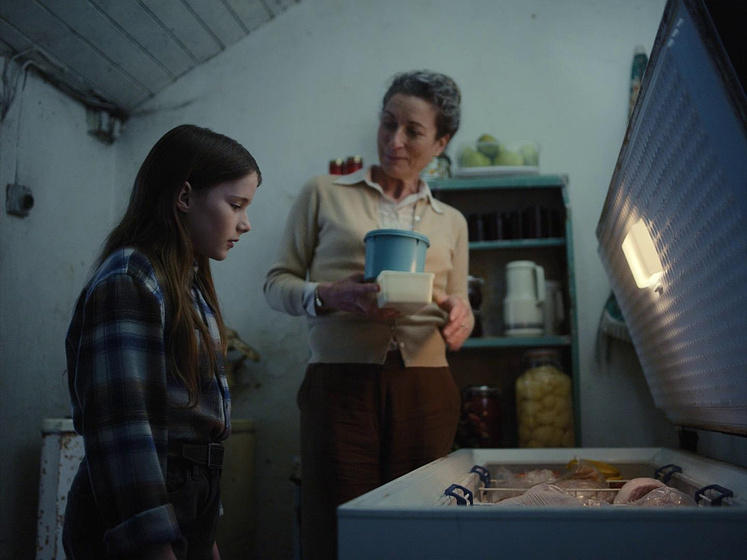 Carrie Crowley y Catherine Clinch en The Quiet Girl