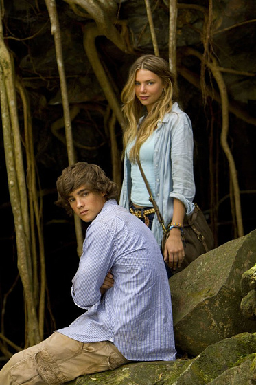 Indiana Evans y Brenton Thwaites en El Lago Azul. El Despertar