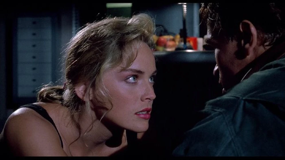 Arnold Schwarzenegger y Sharon Stone en Desafío Total