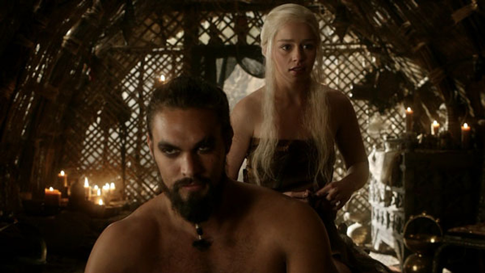 Jason Momoa y Emilia Clarke en Juego de Tronos