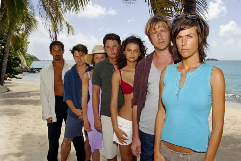 Anne Caillon, Tomer Sisley, Bernard Yerlès, Jérôme Huguet, Stéphanie Pasterkamp y Grégory Sauvion en traicion-bajo-el-sol