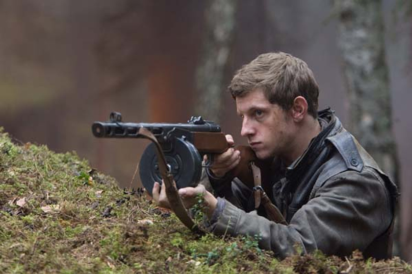 Jamie Bell en Resistencia (2008)