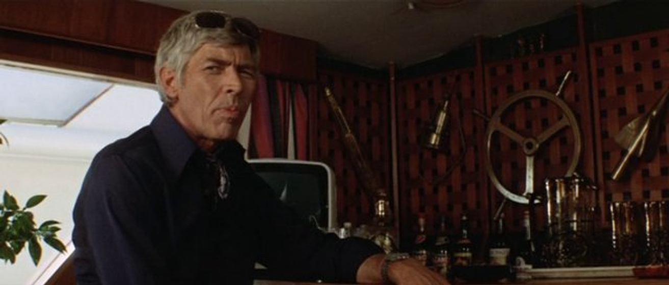 James Coburn en El Asalto de los Hombres Pájaro