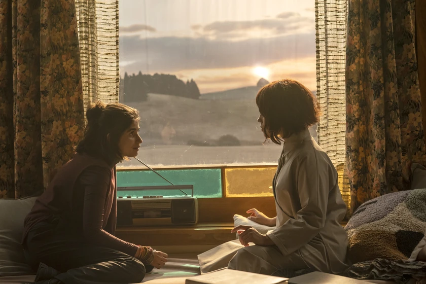 Jenna Ortega y Mia Tharia en klara-y-el-sol