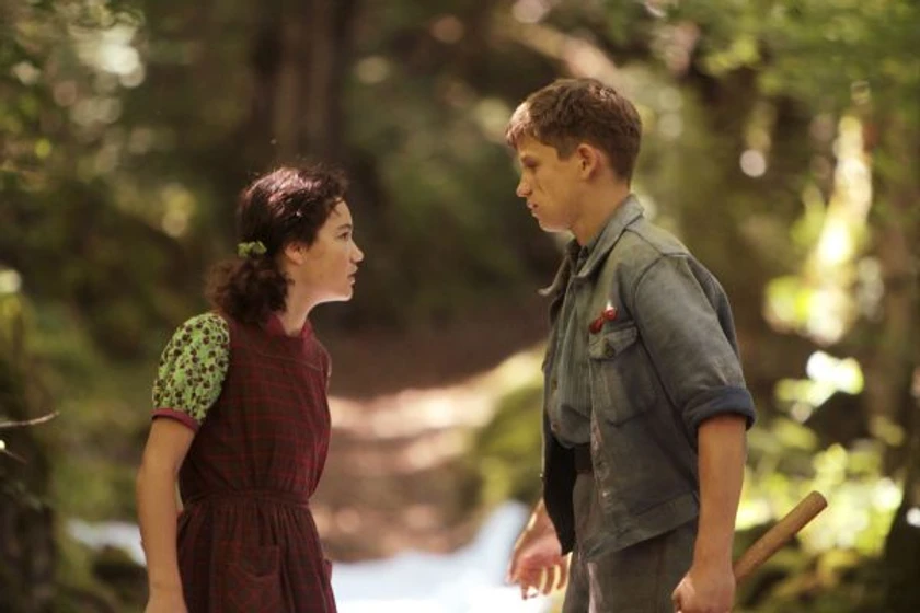 Jean Texier y Ilona Bachelier en la-guerra-de-los-botones-2011