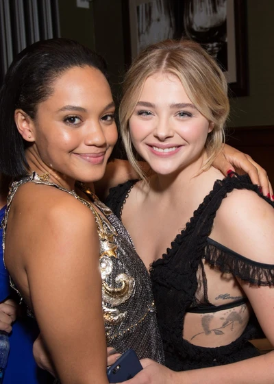 Chloë Grace Moretz y Kiersey Clemons en malditos-vecinos-2 (Premiere en Los Angeles. Mayo 2016)