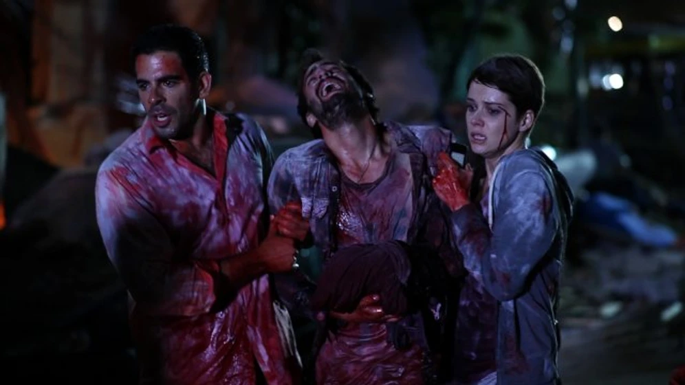 Eli Roth y Selena Gomez en aftershock-2012