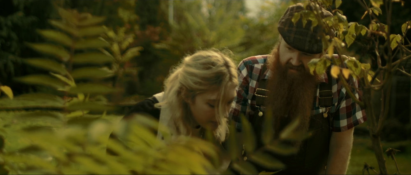 Tim Coyle y Chynna Rae Shurts en A Haunting in Ravenwood