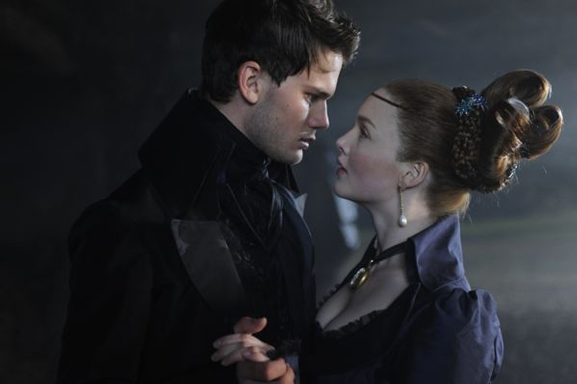 Holliday Grainger y Jeremy Irvine en Grandes Esperanzas