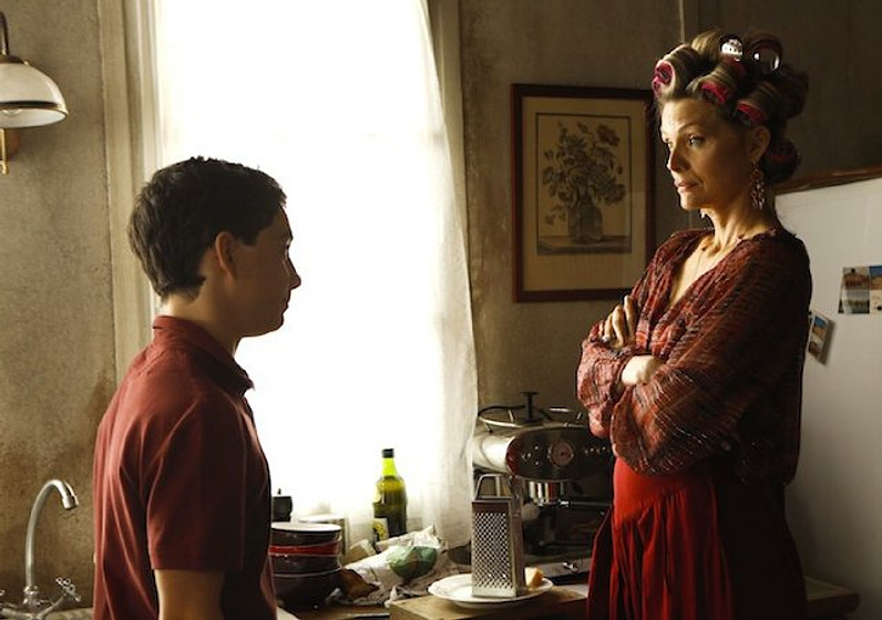 Michelle Pfeiffer y John D'Leo en Malavita