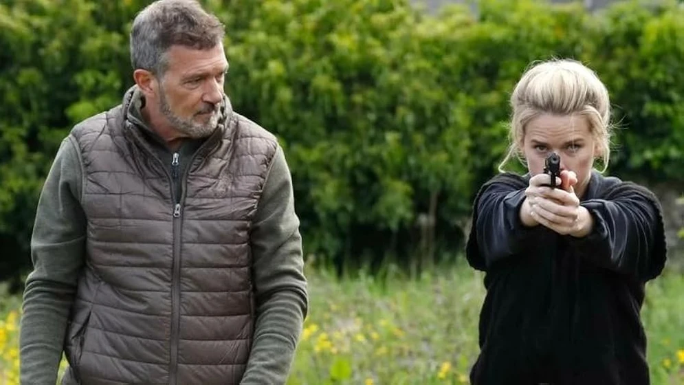 Antonio Banderas y Alice Eve en venganza-asesina