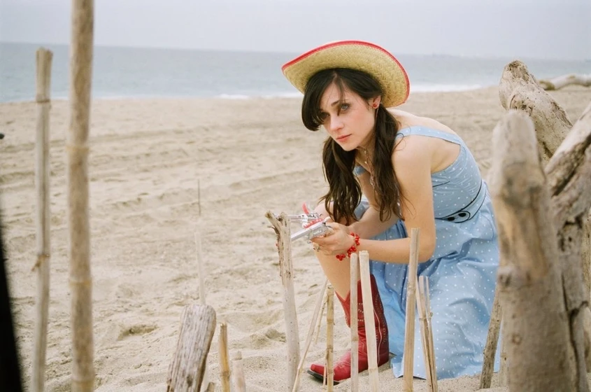 Zooey Deschanel en the-go-getter