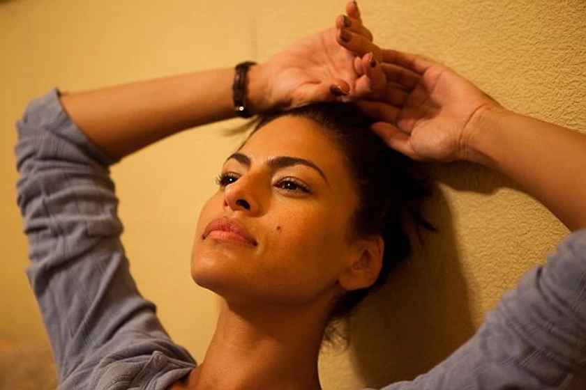 Eva Mendes en cruce-de-caminos-2012