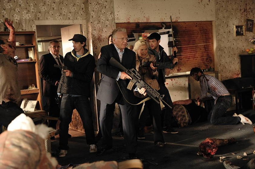 Alan Ford, Honor Blackman, Harry Treadaway, Rasmus Hardiker y Tony Selby en Invasión Zombie