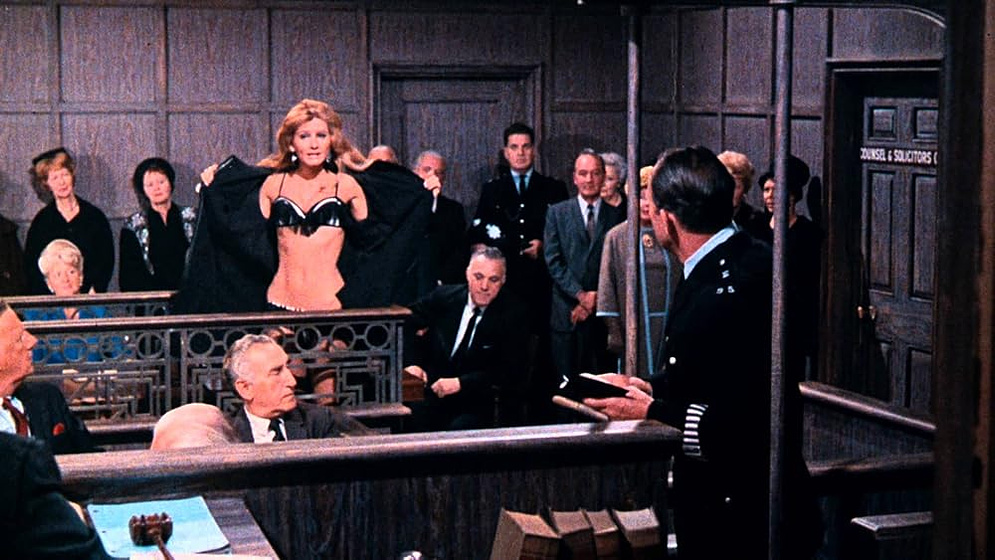 Jill Ireland en Asesinos por Karate