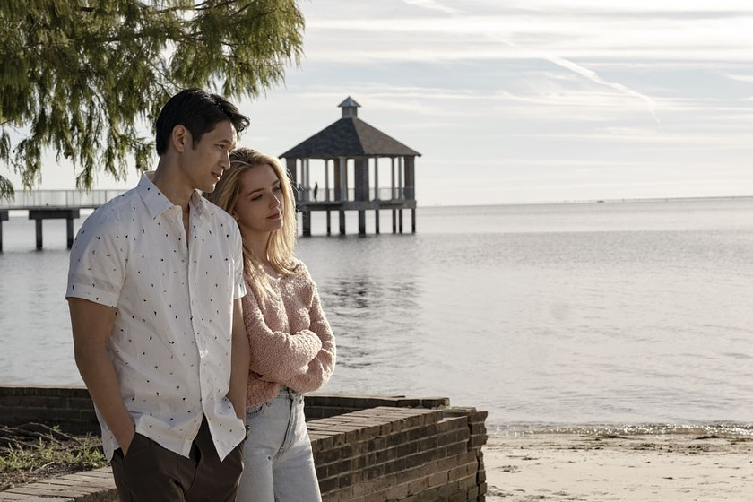 Harry Shum Jr. y Jessica Rothe en Para toda la Vida