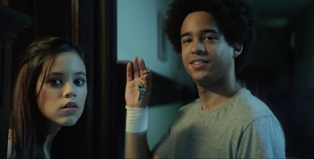 Jorge Lendeborg Jr. y Jenna Ortega en pesadilla-americana