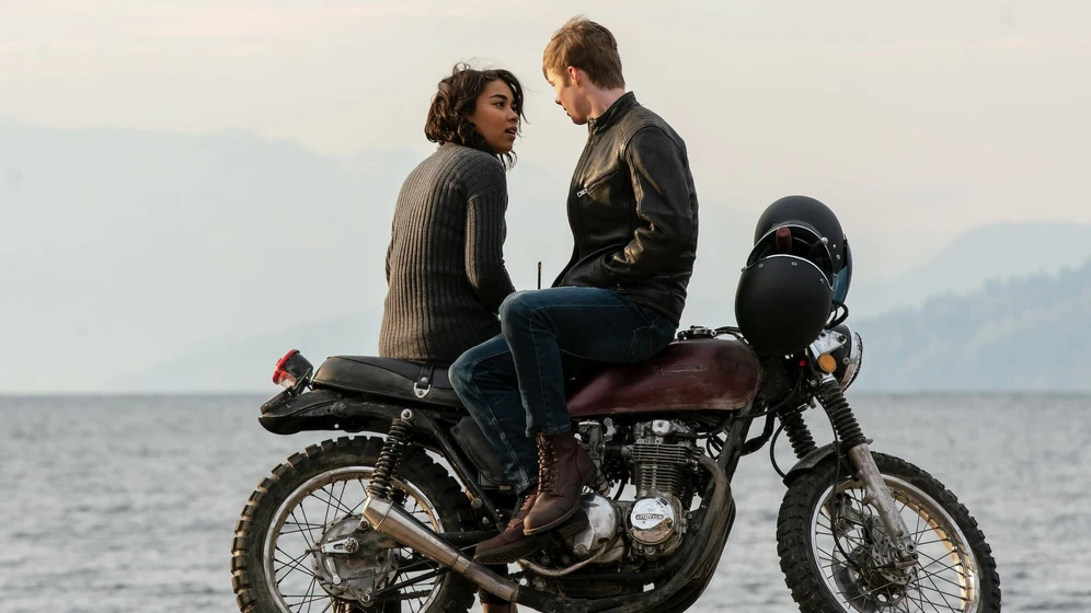 Alexandra Shipp y Nicholas Hamilton en un-amor-sin-fin