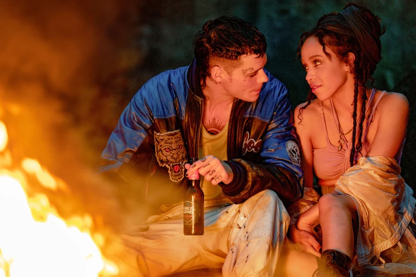 Bill Skarsgård y FKA Twigs en el-cuervo