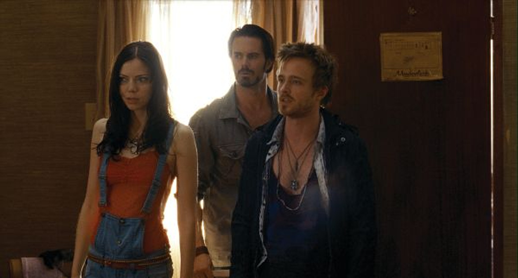 Aaron Paul, Garret Dillahunt y Martha MacIsaac en La Última Casa a la Izquierda