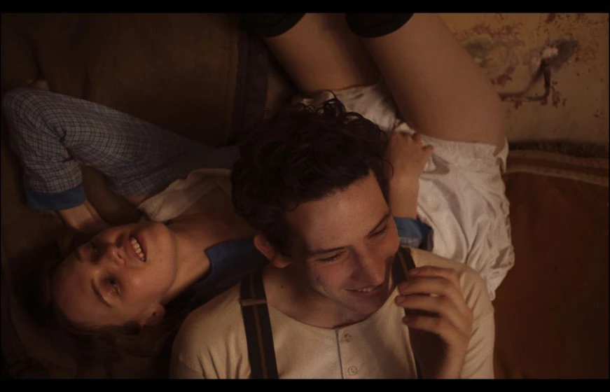 Josh O'Connor y Emma D'Arcy en primavera-en-beechwood
