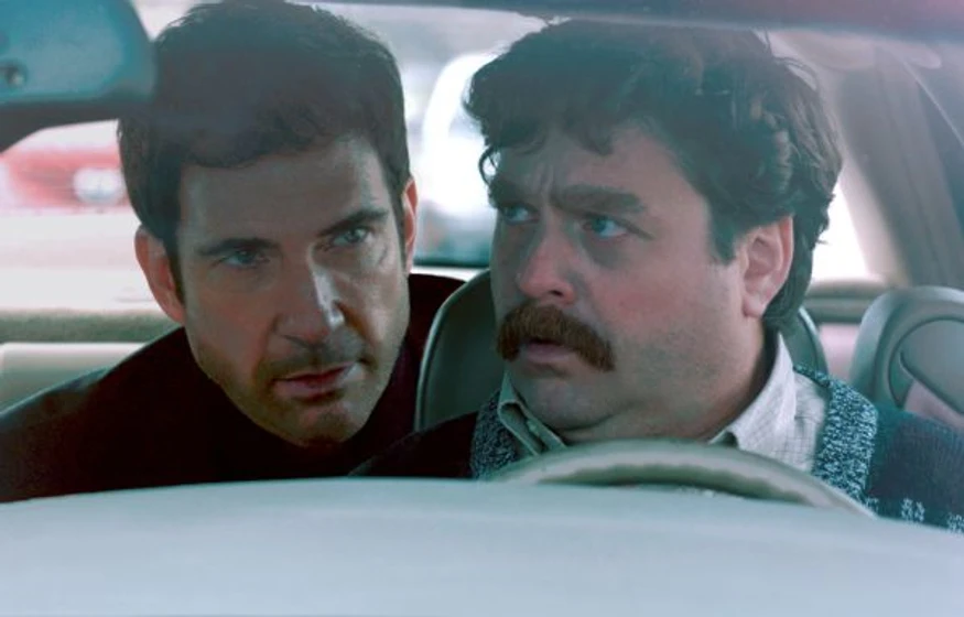 Dylan McDermott y Zach Galifianakis en en-campana-todo-vale