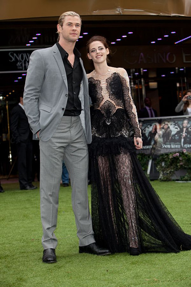 Kristen Stewart y Chris Hemsworth en Blancanieves y la leyenda del cazador (Mayo 2012)