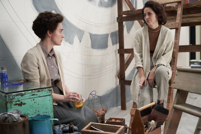 Cassandra Ciangherotti y Olivia Vinall en leonora-in-the-morning-light