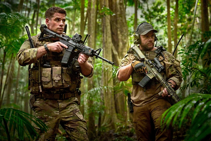Liam Hemsworth y Luke Hemsworth en Misión Hostil