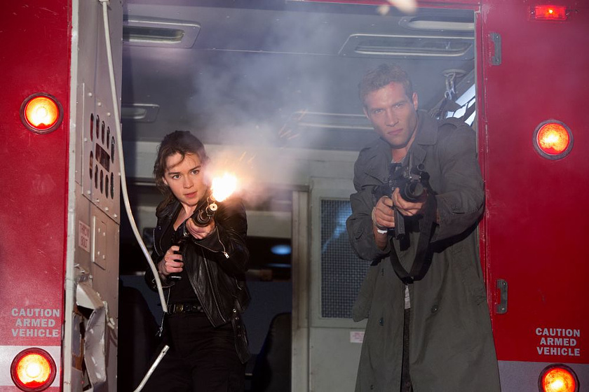 Jai Courtney y Emilia Clarke en Terminator Genesis