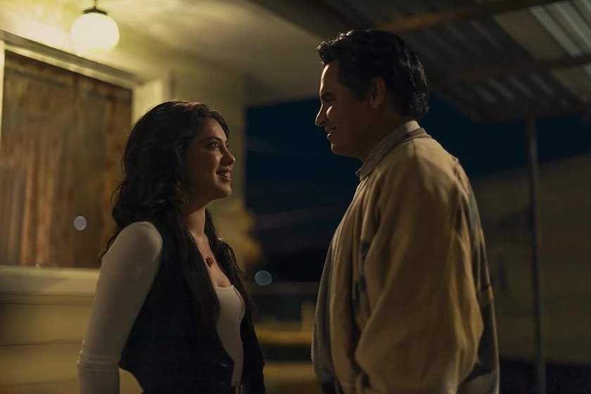Michael Peña y Rosa Salazar en a-un-millon-de-millas