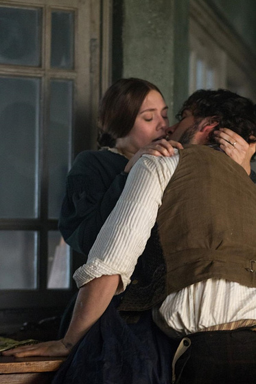Oscar Isaac y Elizabeth Olsen en In Secret