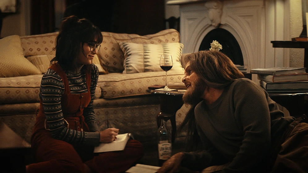 Tommy Dewey y Melissa Barrera en Amor a lo Bestia