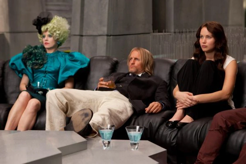 Woody Harrelson, Elizabeth Banks y Jennifer Lawrence en los-juegos-del-hambre