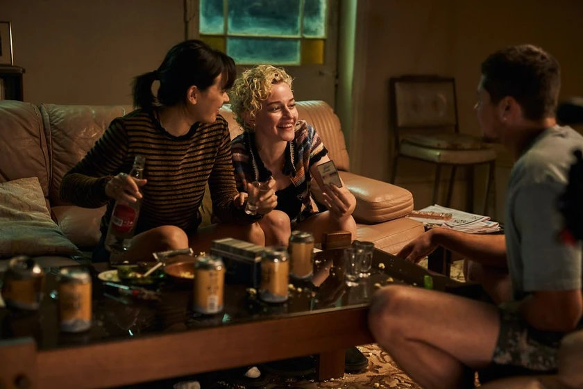 Julia Garner y Jessica Henwick en hotel-royal