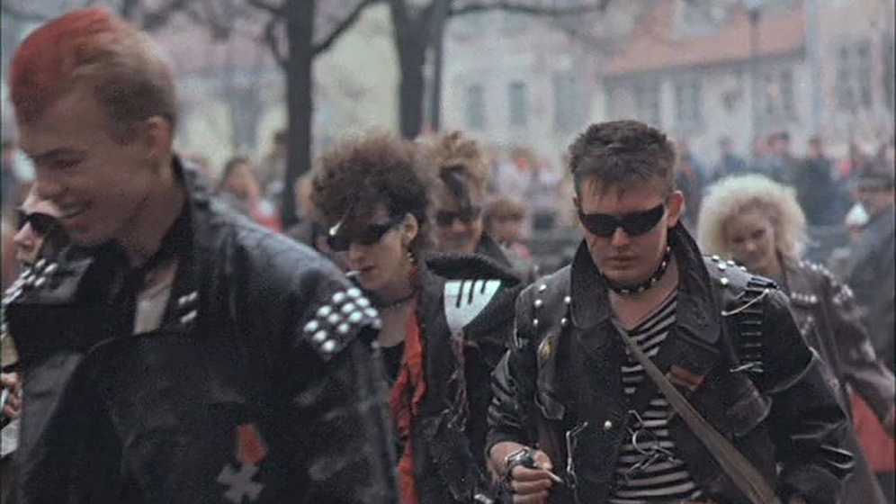Imagen de Is it Easy to be Young?