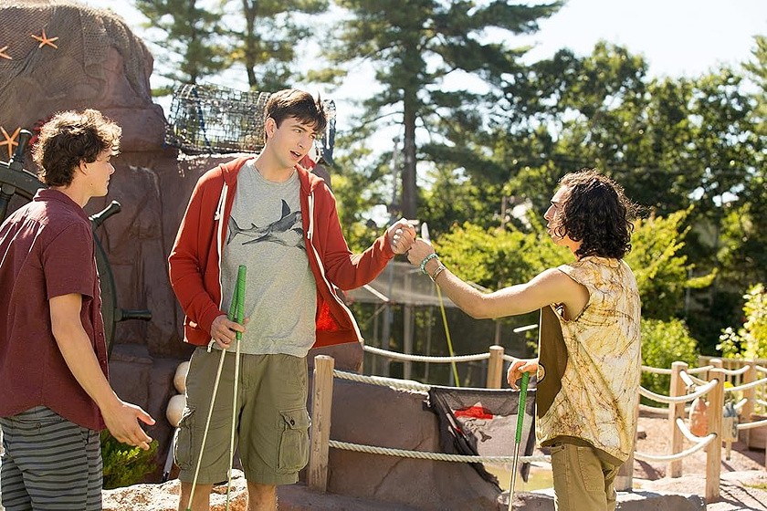 Nicholas Braun, Mateo Arias y Israel Broussard en ingenua-inocencia