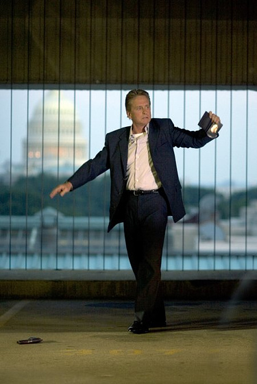 Michael Douglas en La Sombra de la Sospecha