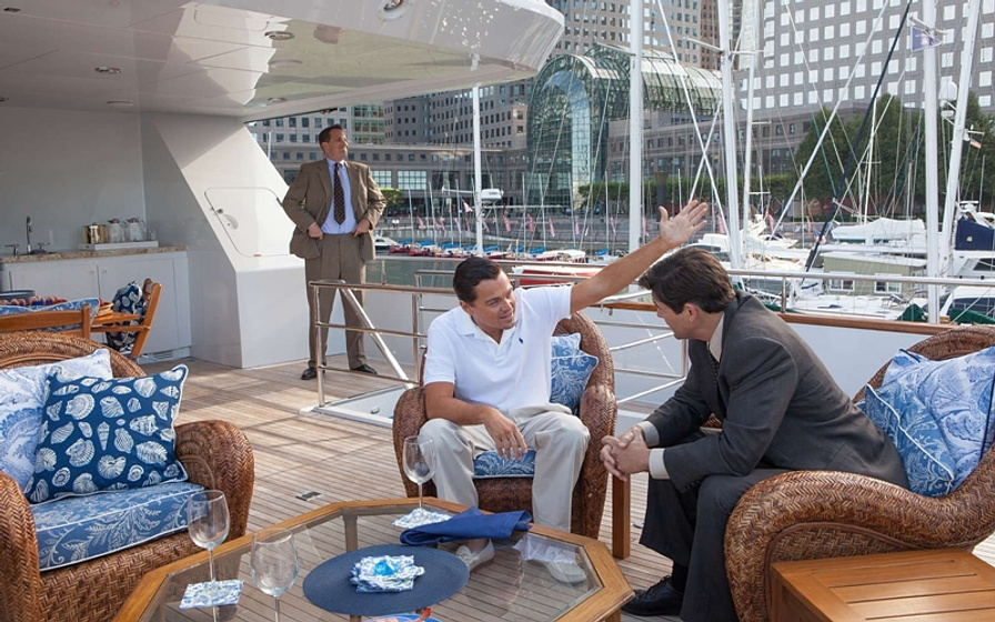 Leonardo DiCaprio y Kyle Chandler en El Lobo de Wall Street