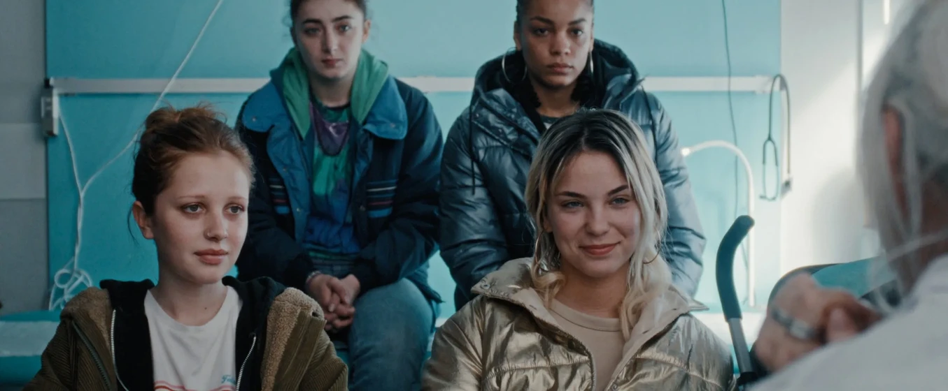 Mona Berard, Héloïse Volle y Yowa-Angélys Tshikaya en the-girls-from-above