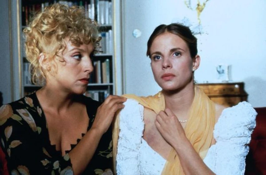 Julia Jäger y Sissi Perlinger en compromiso-fatal
