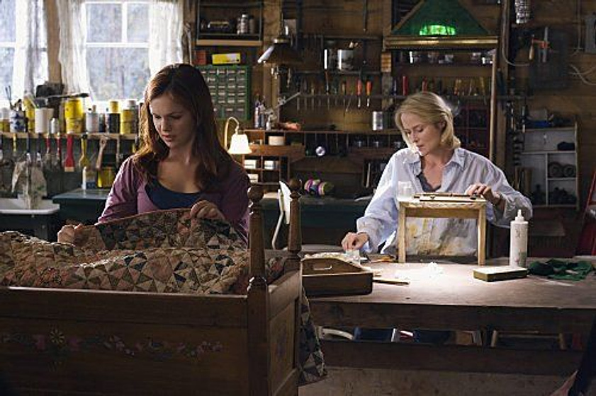 Jennifer Ehle y Amber Tamblyn en La Hija de los Russell