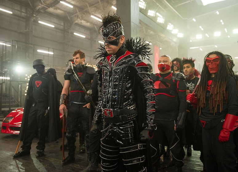 Christopher Mintz-Plasse en Kick-Ass 2, con un par