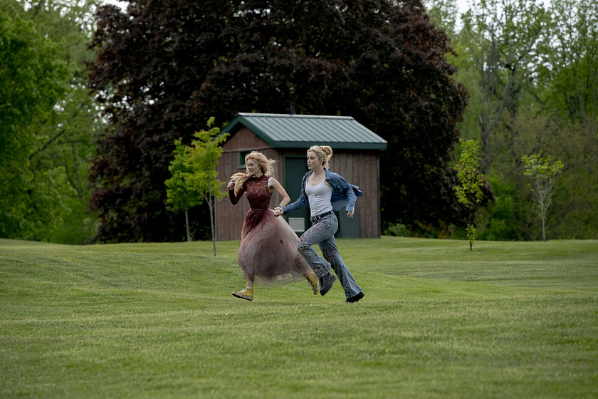 Kathryn Newton y Samara Weaving en Noche de Bodas 2